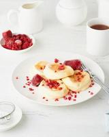 panqueque japonés esponjoso, soufflé espeso. comida de moda desayuno delicioso foto