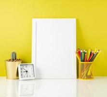 maqueta con marco blanco limpio, lápices de colores sobre el fondo amarillo brillante. concepto de creatividad, dibujo. foto