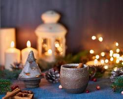 taza de bebida caliente sobre fondo de navidad. velada acogedora, taza de vino caliente foto
