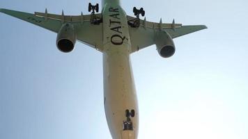 el avión vuela bajo el resplandor del sol video