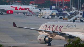 qatar airways llegando al amanecer video