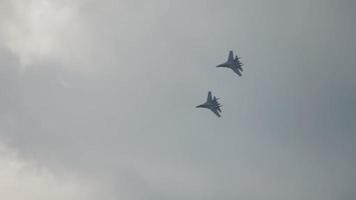 transport militaire dans le ciel video