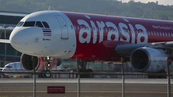 Flugzeug Airasia auf der Landebahn video