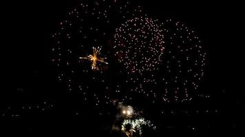 fogos de artifício piscando no céu noturno de férias