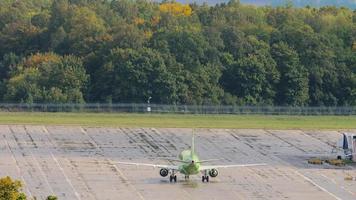 flygplan på flygfältet, sommar video