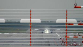 Flugzeugabflug bei Regen video