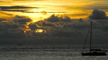 Yacht im tropischen Meer bei dramatischem Sonnenuntergang video