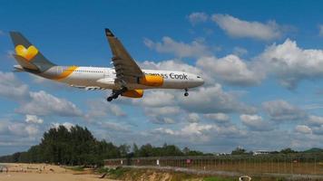 Thomas Cook Airlines Airbus 330 pouso video