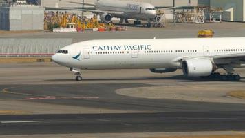 Cathay Pacific Boeing 777 turn runway video