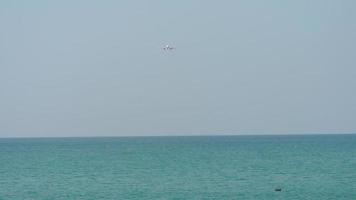 campo lungo, aereo sopra l'oceano video