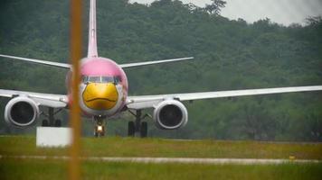 Boeing 737 Nok Air taxiing video