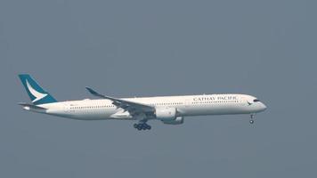 Cathay Pacific flies to land video