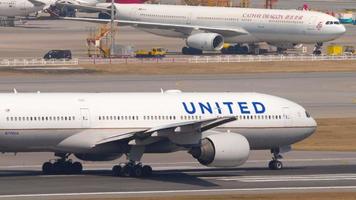 United Airlines Boeing 777 video