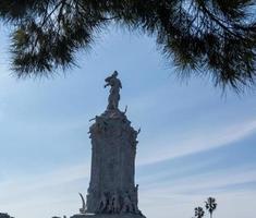 Buenos Aires, Argentina. 2019. monumento coronado por pino foto