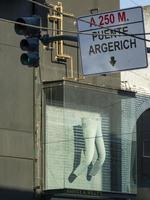 Buenos Aires, Argentina. 2019. pantalones gigantes en una tienda de telas foto