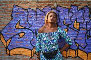 retrato de chicas jóvenes de piel negra con peinado afro posando al aire libre. foto