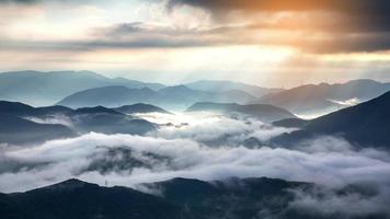 alta montaña en niebla y nube, paisaje brumoso en las montañas. foto