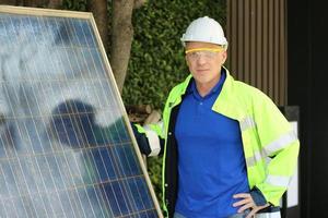 paneles solares en la ladera de un país en un día soleado que proporciona una fuente de energía renovable sostenible a la alternativa de los residentes locales foto