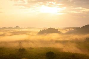 paisaje brumoso en las montañas. foto