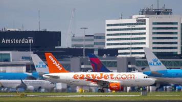 aeroporto de shiphol à tarde. névoa de calor video