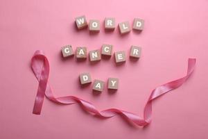 cinta rosa para el día mundial contra el cáncer y la concienciación sobre el cáncer de mama