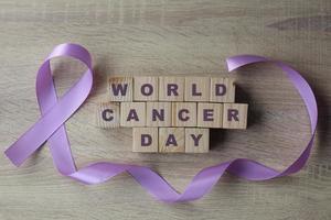 cinta morada para la enfermedad de alzheimer, cáncer de páncreas, conciencia de la epilepsia, día mundial del cáncer foto
