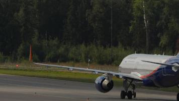 avião aeroflot na pista de táxi video