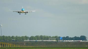 KLM Cityhopper Embraer 190 approaching video