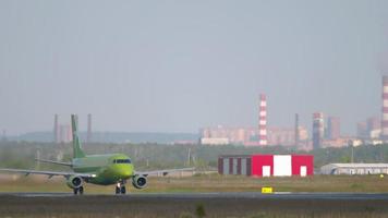 avião s7 airlines ganhando velocidade video