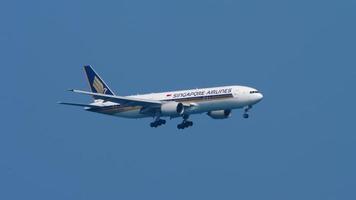 Boeing 777 Singapore Airlines video