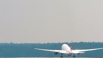 Boeing 777 Nordwind despega