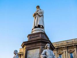 hdr monumento a leonardo da vinci en milán foto