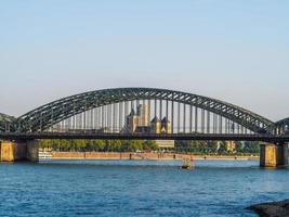 hdr hohenzollernbruecke hohenzollern puente sobre el río rin en foto