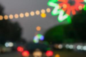 hermoso fondo de luces bokeh en la noche en la carretera con coche foto