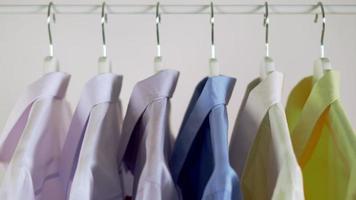 Nahaufnahme von bunten Hemden auf Kleiderbügeln