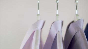 close-up van kleurrijke shirts op hangers video