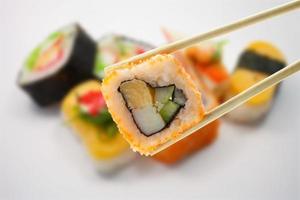 sushi con palillos foto