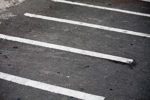señalización vial en el lugar de estacionamiento asfaltado foto