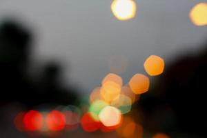 hermoso fondo de luces bokeh en la noche en la carretera con coche foto