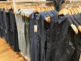 la ropa cuelga en un estante en la tienda de ropa foto