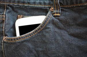 bolsillo de jeans con teléfono inteligente foto