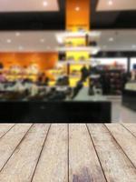 mesa vacía y tienda borrosa con fondo bokeh, plantilla de exhibición de productos. foto