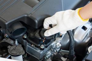 comprobar el nivel de aceite en el motor del coche foto