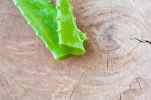 hoja de aloe vera sobre fondo de madera foto