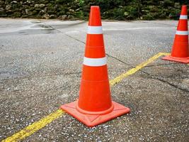 cono de tráfico en la carretera asfaltada foto