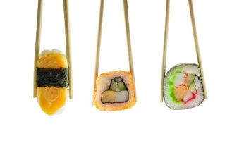 Sushi en palillos aislado sobre fondo blanco. foto