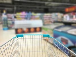 vista del carrito de compras en el supermercado foto