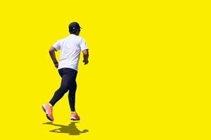 hombre corriendo sobre fondo de color con trazado de recorte foto