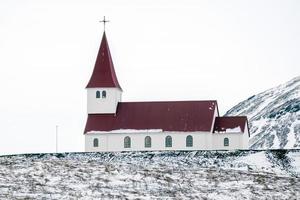 vik, islandia, 2016. vista de la iglesia foto