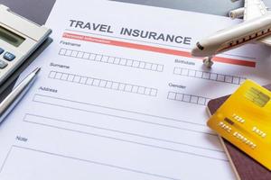 formulario de seguro de viaje con modelo y documento de póliza foto